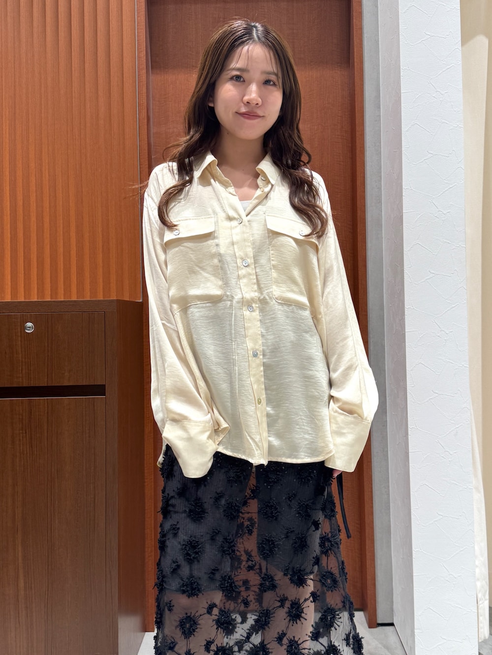 イエロー系のシャツ/ブラウス、グレー系のその他パンツ、ブラック系のスカートを着用したレディースの秋コーディネートの6枚目の写真