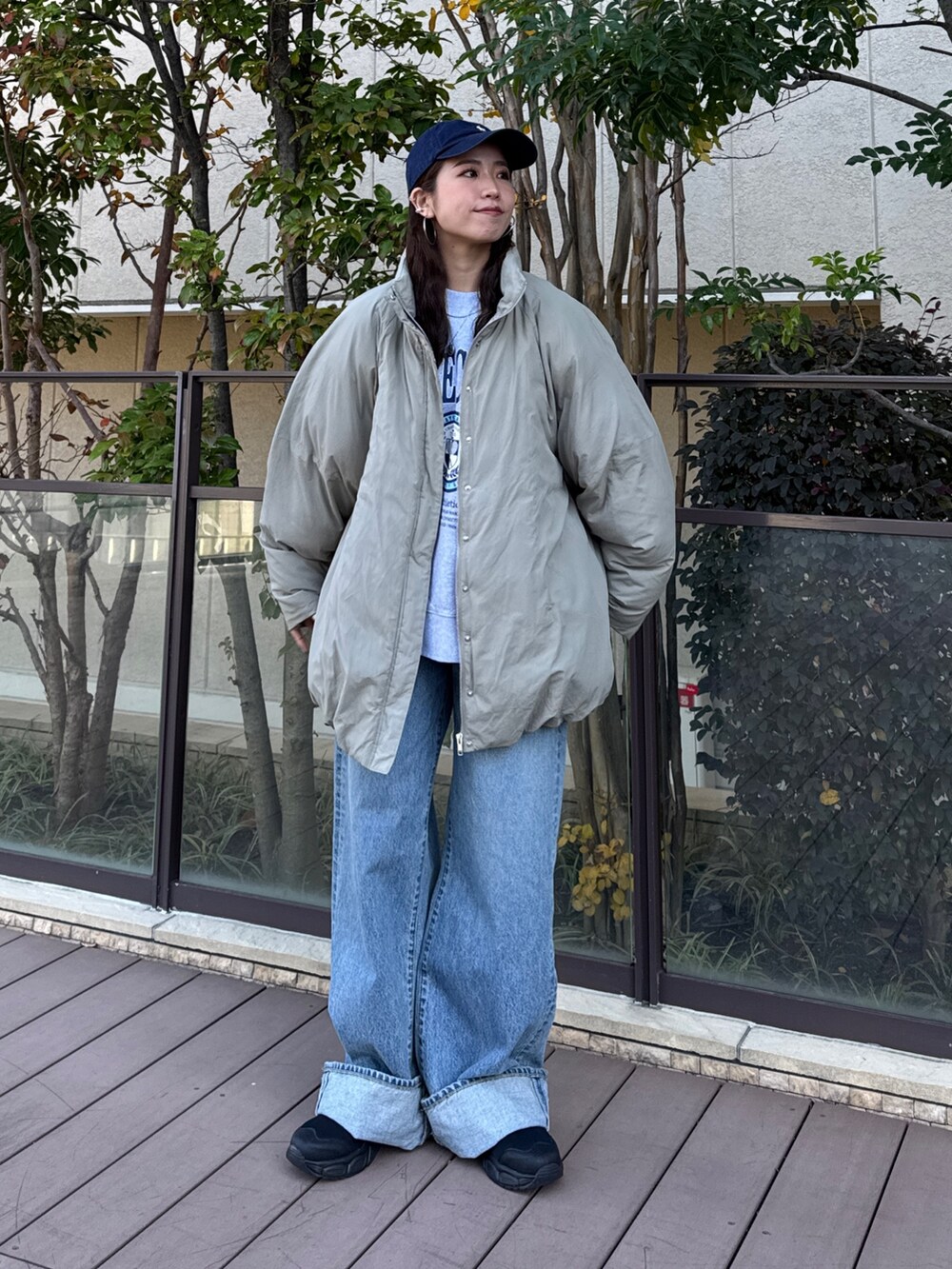 ベージュ系のブルゾン、グレー系のスウェット、ブルー系のデニムパンツを着用したレディースの冬コーディネートの6枚目の写真