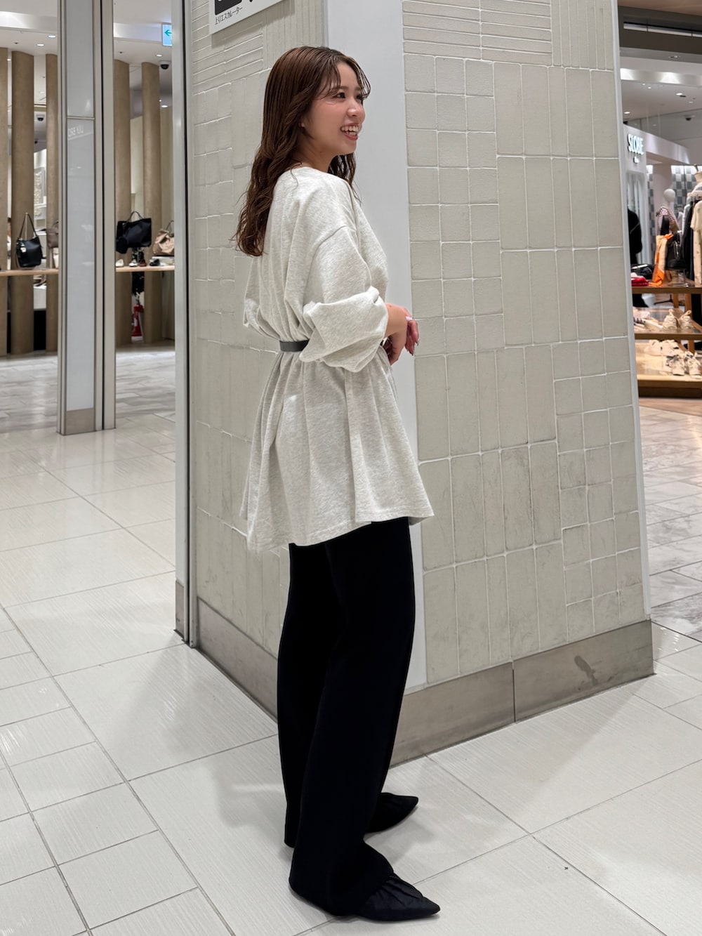 グレー系のTシャツ/カットソー、ブラック系のその他パンツを着用したレディースの春コーディネートの3枚目の写真