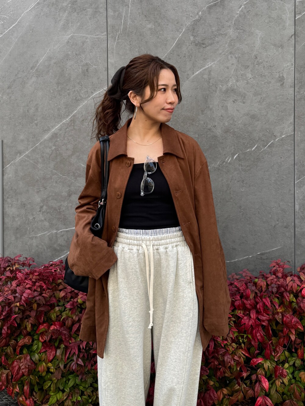 ブラウン系のテーラードジャケット、ホワイト系のスウェットパンツを着用したレディースの冬コーディネートの7枚目の写真