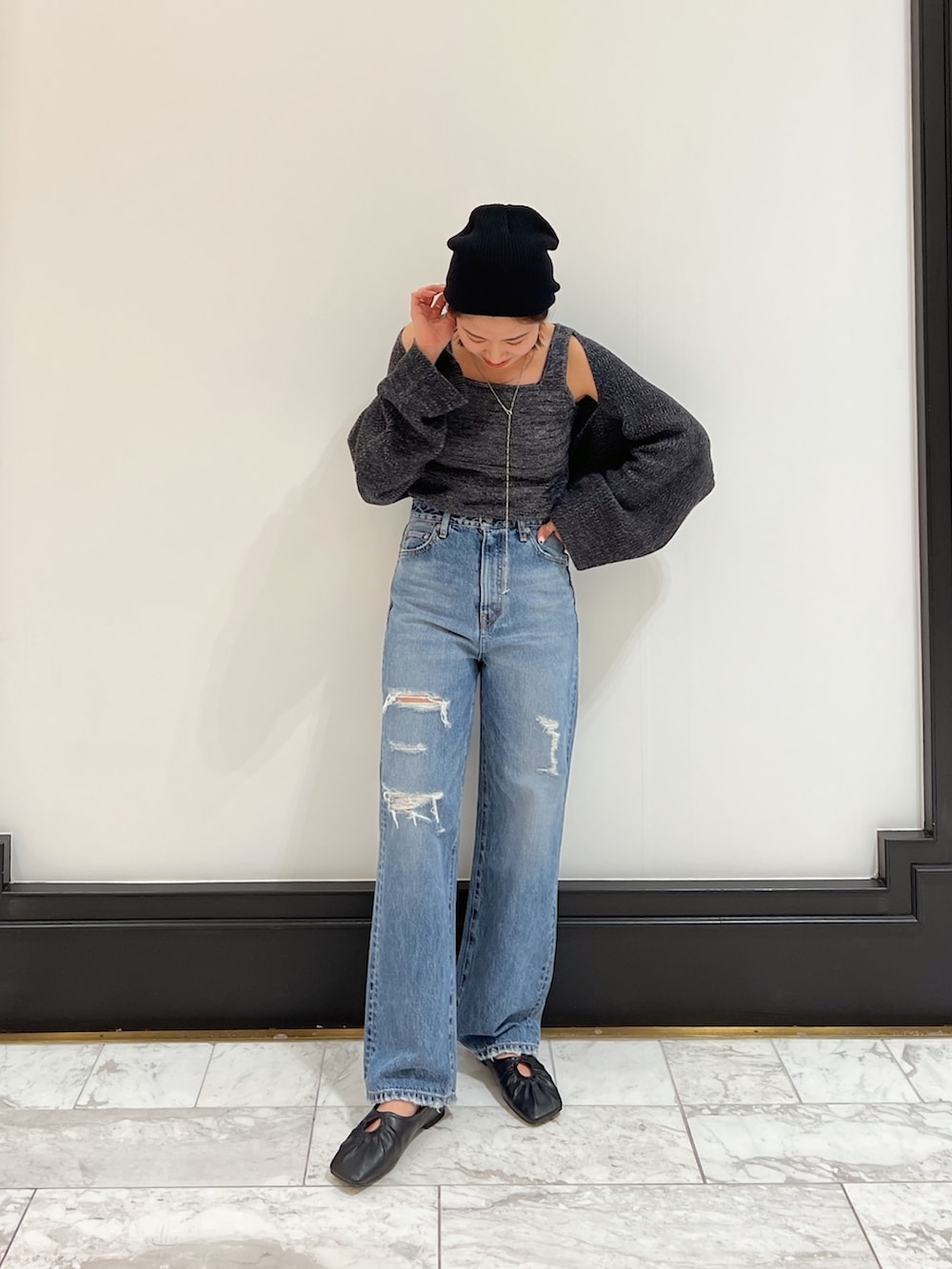 ブルー系のデニムパンツ、グレー系のニット/セーター、ブラック系のパンプスを着用したレディースの春コーディネートの9枚目の写真