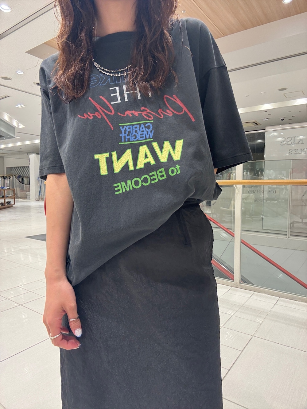 シルバー系のサンダル、グレー系のスカート、グレー系のTシャツ/カットソーを着用したレディースの春コーディネートの8枚目の写真