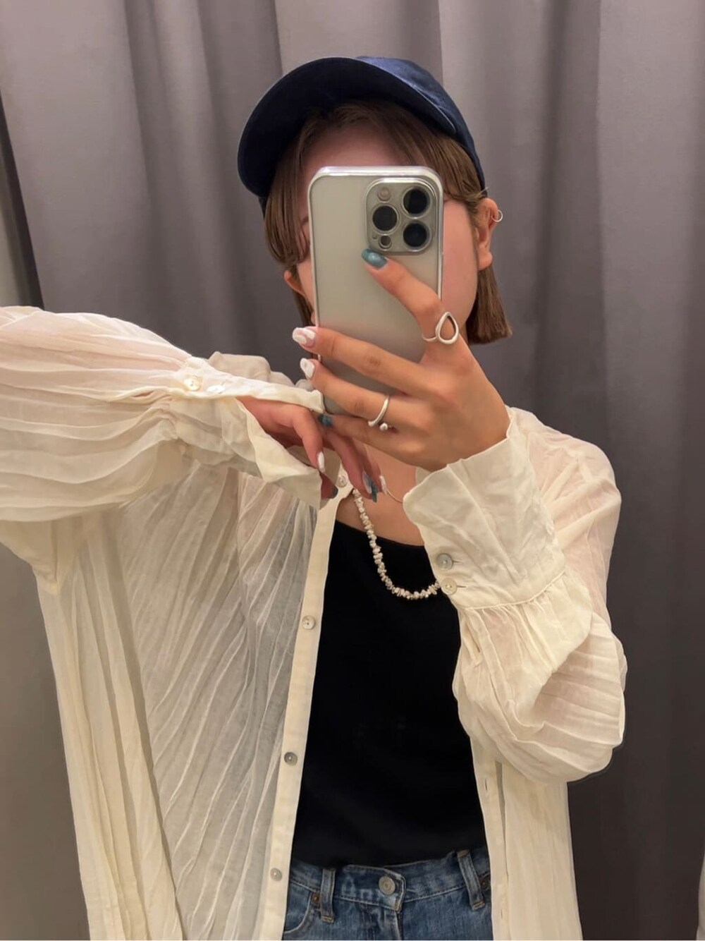 ブルー系のデニムパンツ、グリーン系のサンダル、ブラック系のキャミソールを着用したレディースの夏コーディネートの8枚目の写真