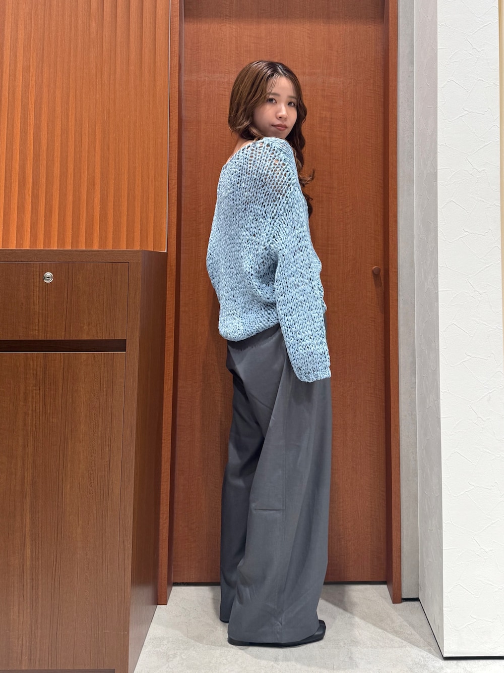 グレー系のその他パンツ、ブルー系のニット/セーター、ブルー系のデニムジャケットを着用したレディースの秋コーディネートの9枚目の写真