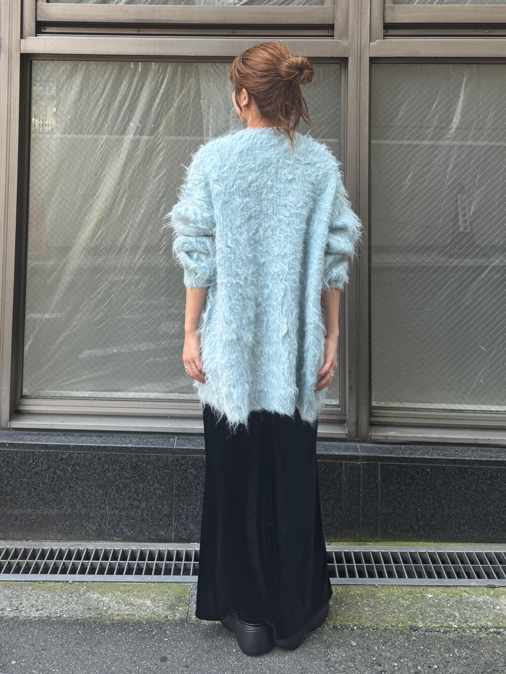 ホワイト系のTシャツ/カットソー、ブラック系のスカート、ブルー系のカーディガン/ボレロを着用したレディースの夏コーディネートの5枚目の写真