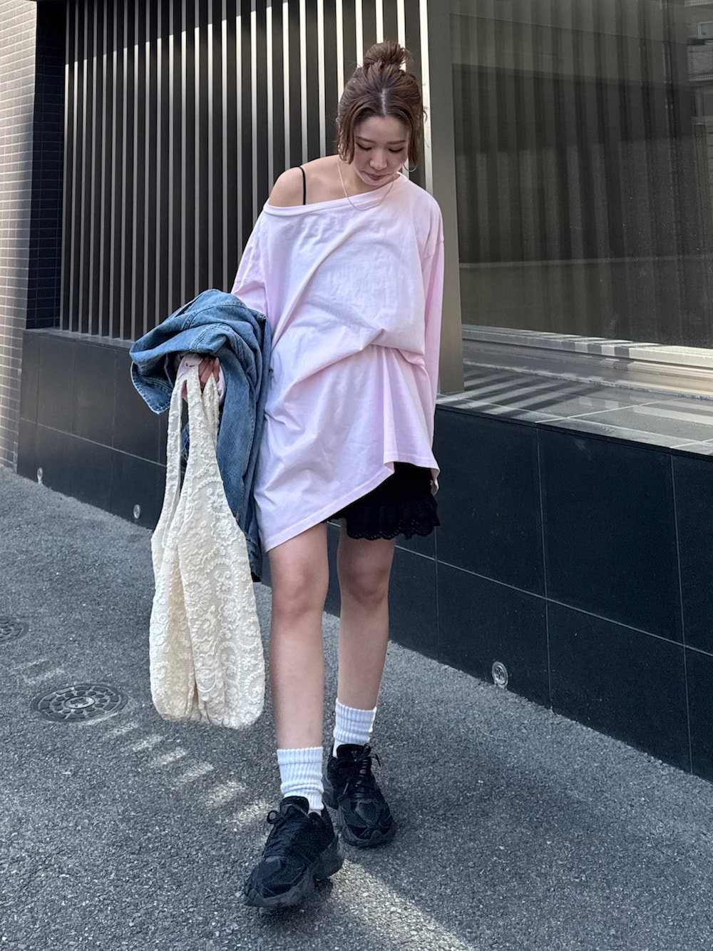 ピンク系のTシャツ/カットソー、ブルー系のデニムジャケット、ブラック系のその他パンツを着用したレディースの春コーディネートの9枚目の写真