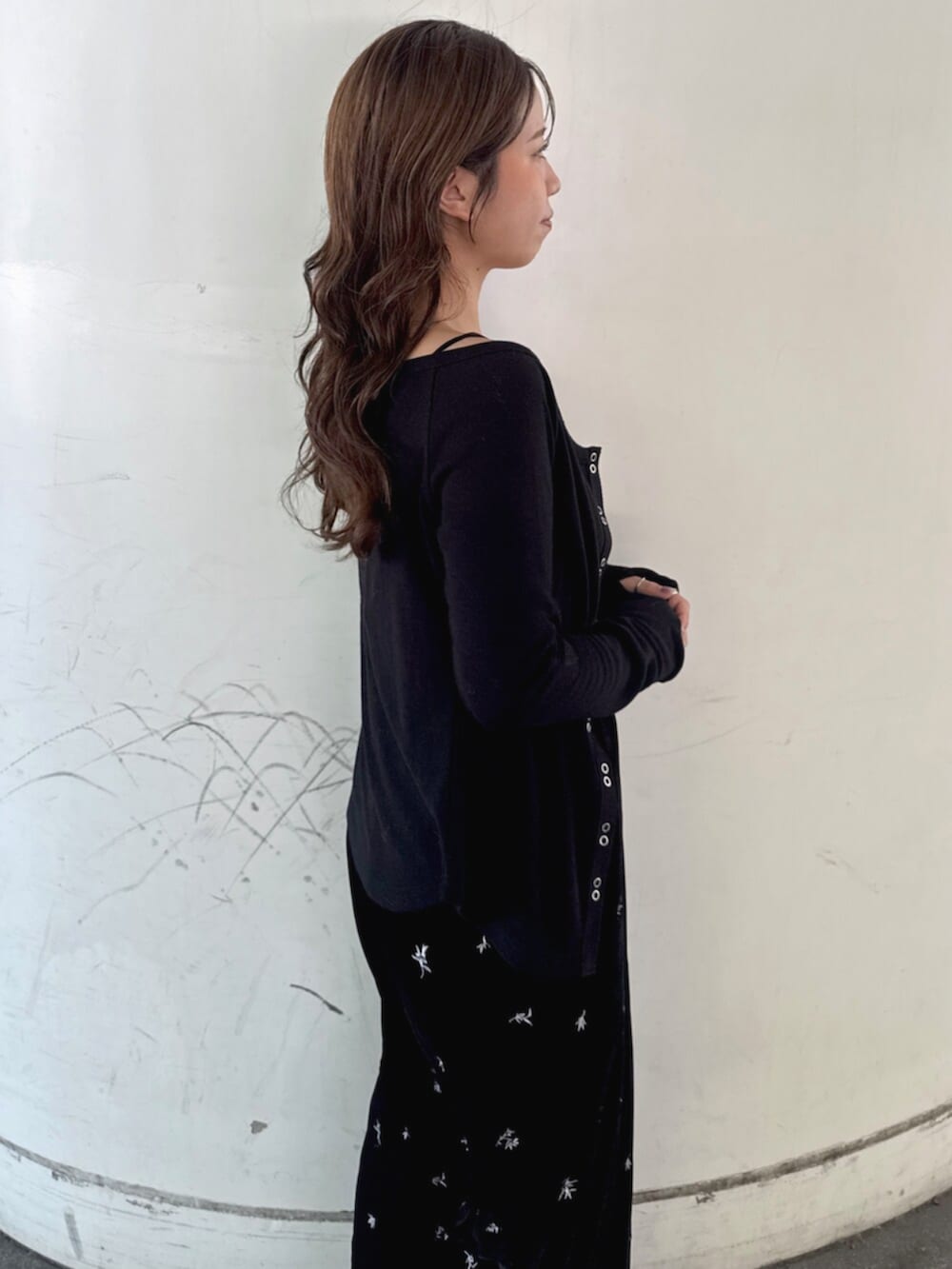 ブルー系のデニムパンツ、ブラック系のパンプス、ブラック系のワンピースを着用したレディースの秋コーディネートの7枚目の写真