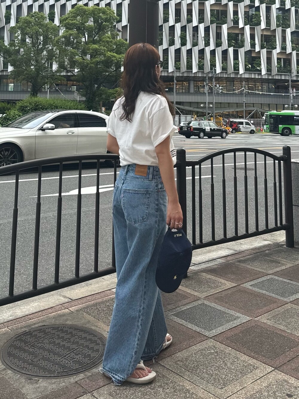 ホワイト系のTシャツ/カットソー、ブルー系のデニムパンツを着用したレディースの夏コーディネートの10枚目の写真