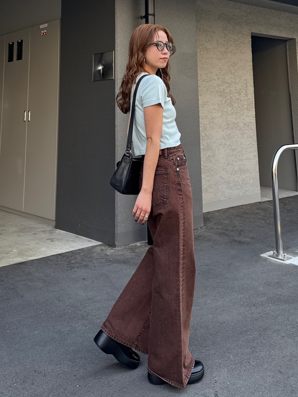 ブラウン系のデニムパンツ、ブルー系のTシャツ/カットソーを着用したレディースの春コーディネートの7枚目の写真