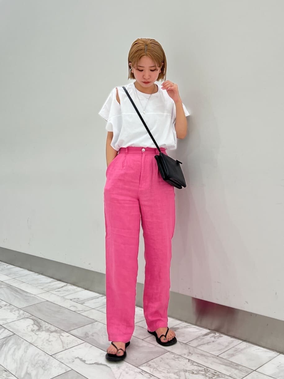 ブラック系のサンダル、ブラック系のショルダーバッグ、ホワイト系のTシャツ/カットソーを着用したレディースの春コーディネートの3枚目の写真