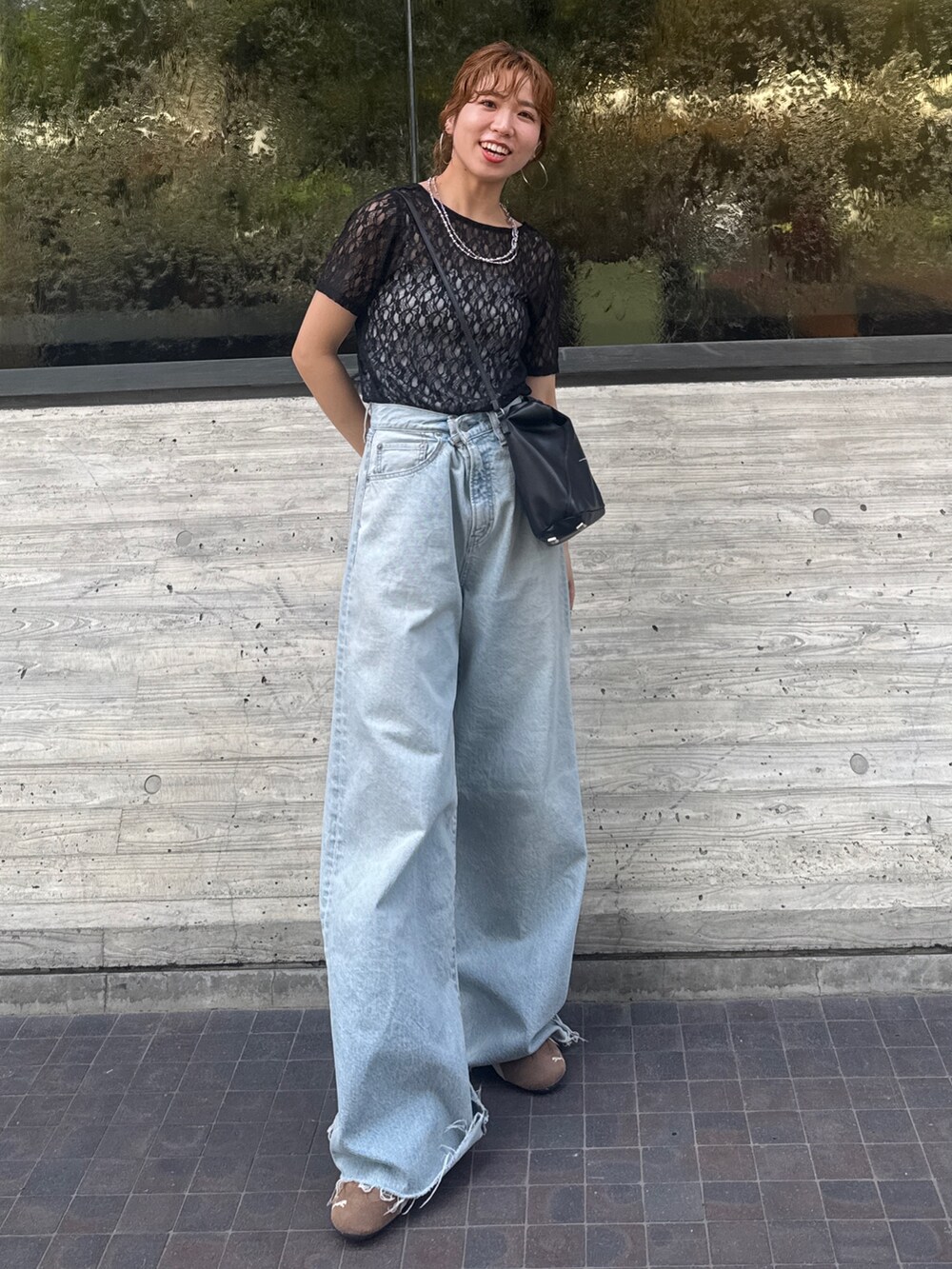 ブルー系のデニムパンツ、ブラック系のTシャツ/カットソーを着用したレディースの春コーディネートの2枚目の写真
