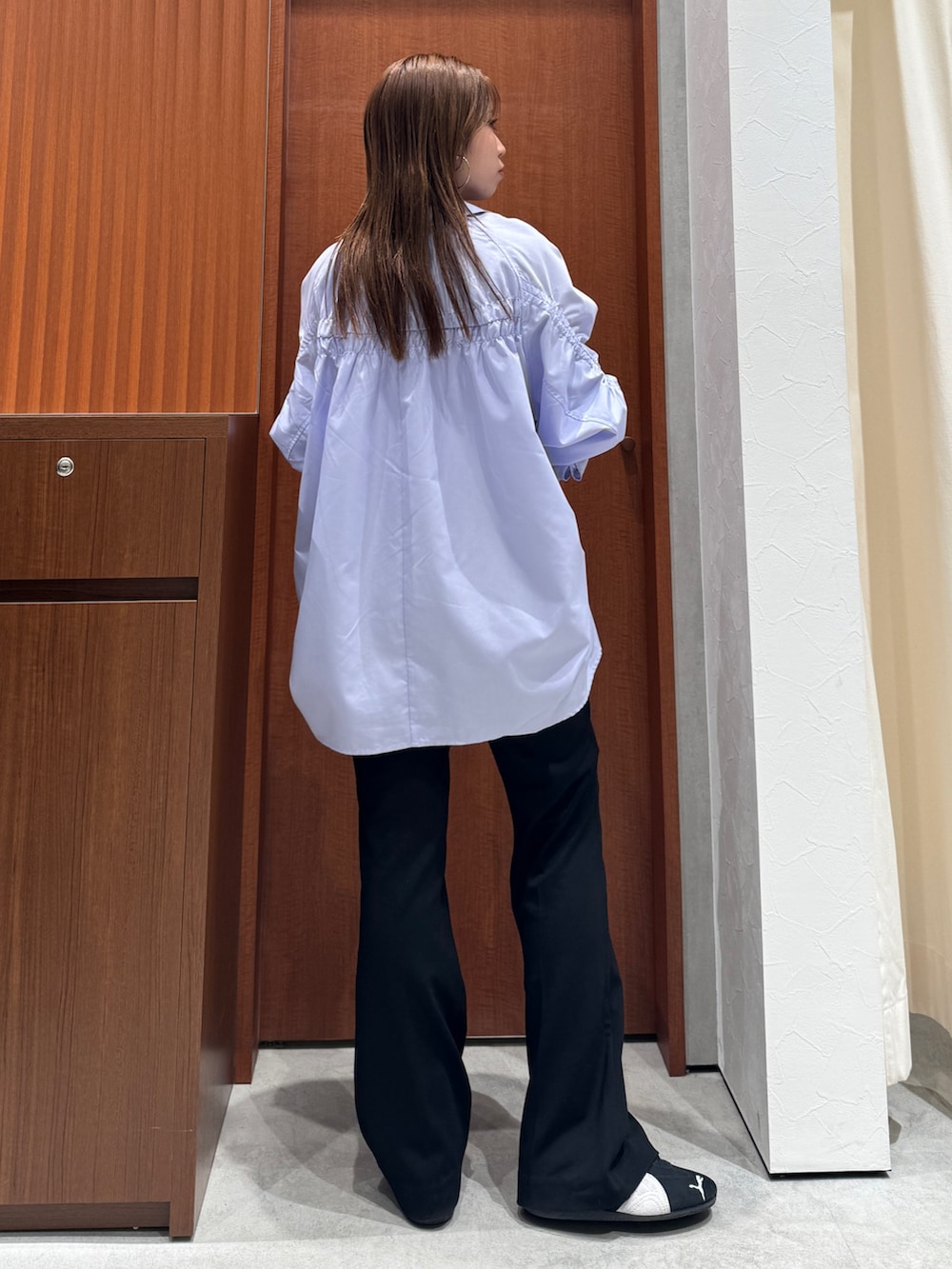 パープル系のシャツ/ブラウス、ブラック系のその他パンツを着用したレディースの冬コーディネートの6枚目の写真