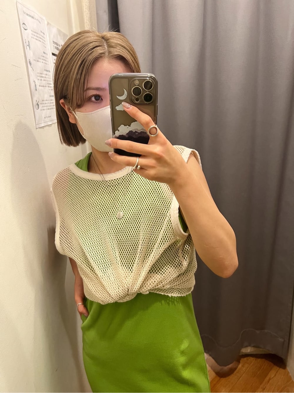 グリーン系のワンピース、グリーン系のサンダル、ベージュ系のタンクトップを着用したレディースの夏コーディネートの2枚目の写真