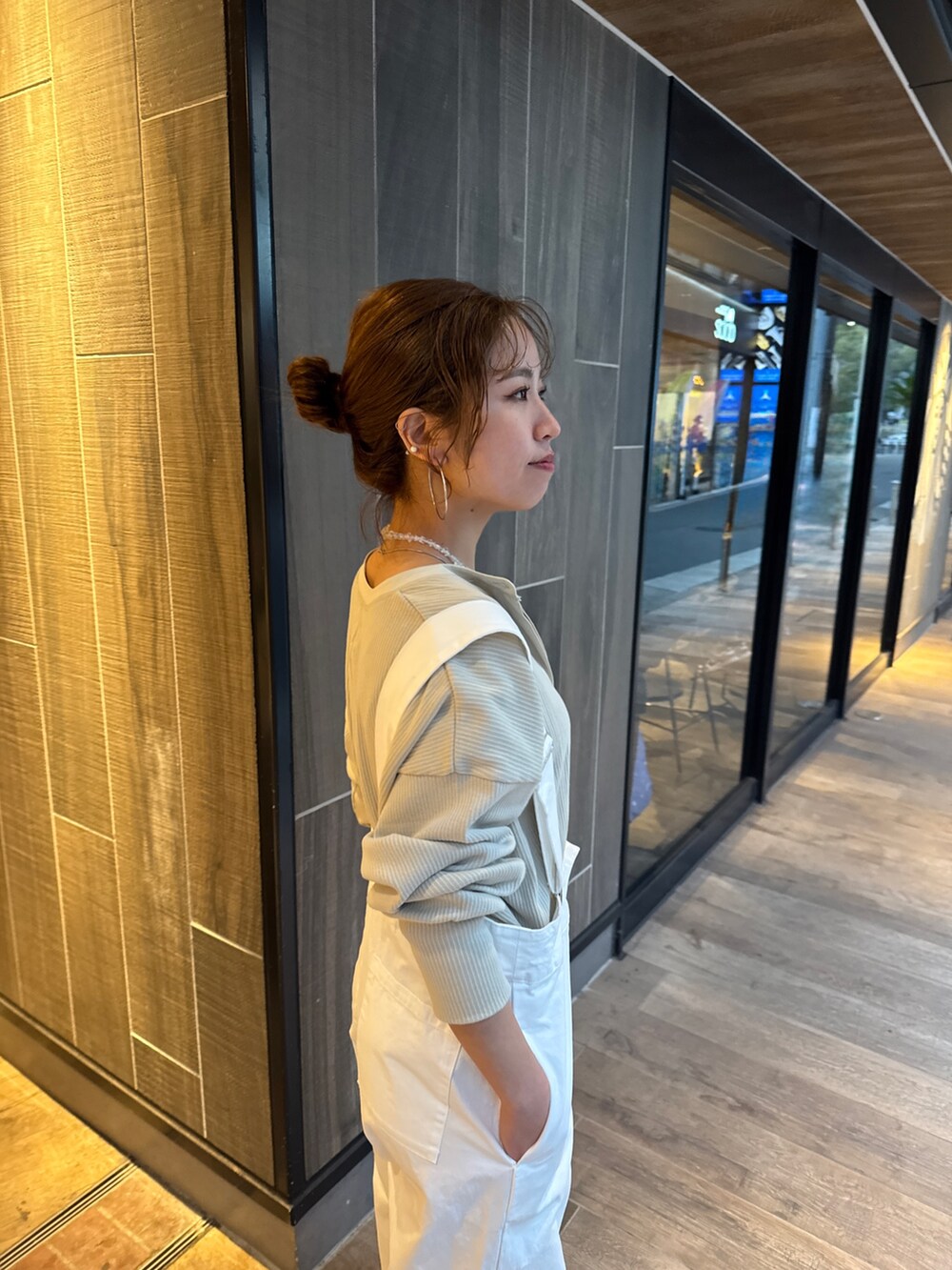 ホワイト系のつなぎ/オールインワン、グレー系のTシャツ/カットソー、その他のネックレスを着用したレディースの冬コーディネートの7枚目の写真