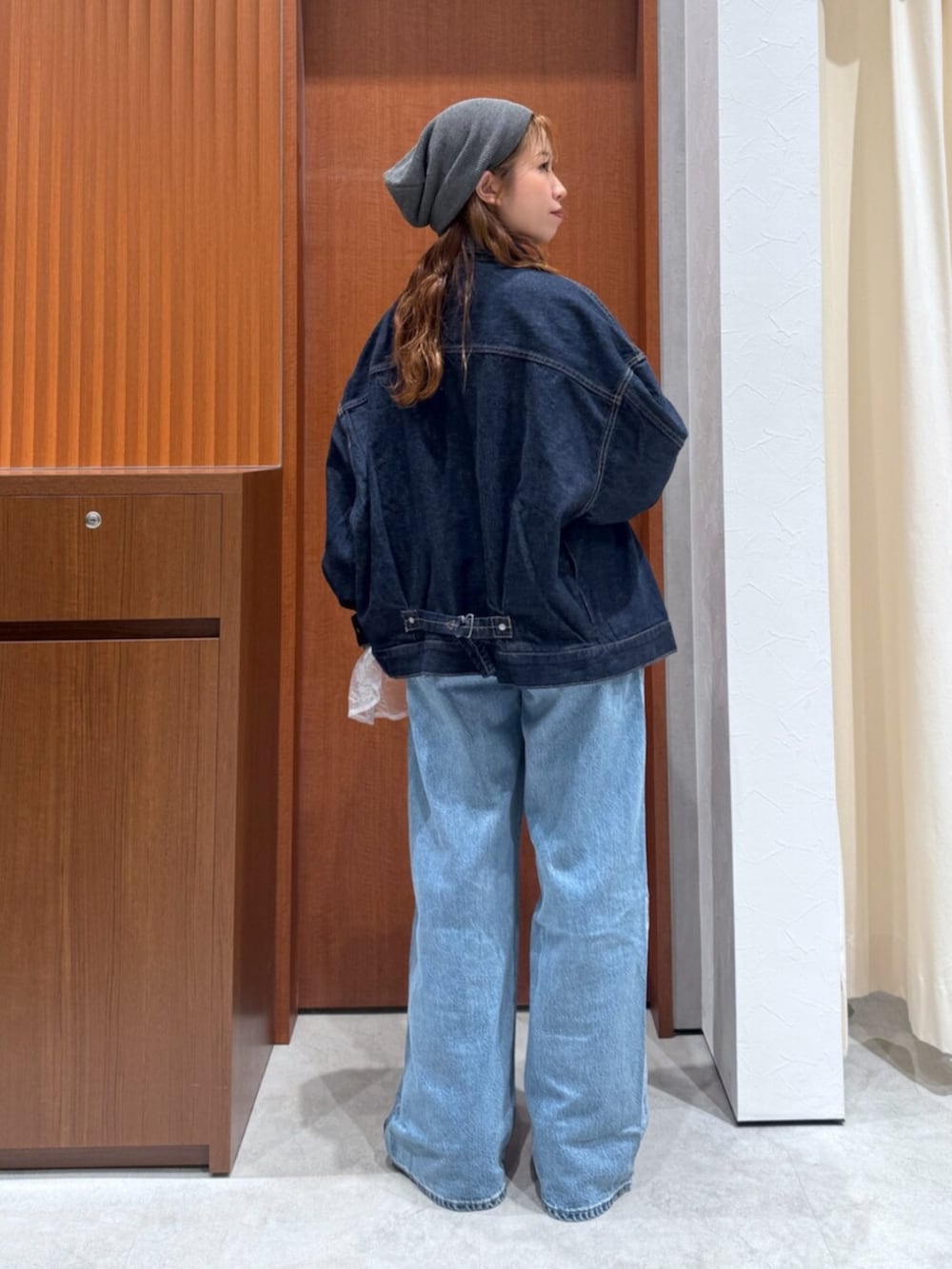 ブルー系のデニムパンツ、ブルー系のデニムジャケット、ホワイト系のシャツ/ブラウスを着用したレディースの夏コーディネートの3枚目の写真