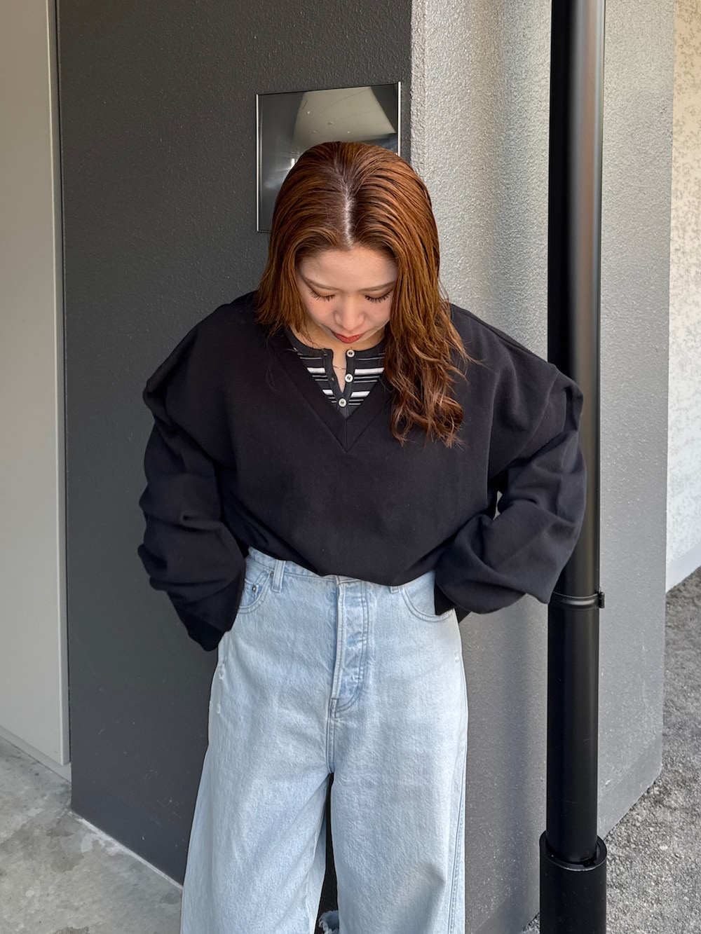 ブラック系のスウェット、グレー系のTシャツ/カットソー、ブルー系のデニムパンツを着用したレディースの春コーディネートの8枚目の写真