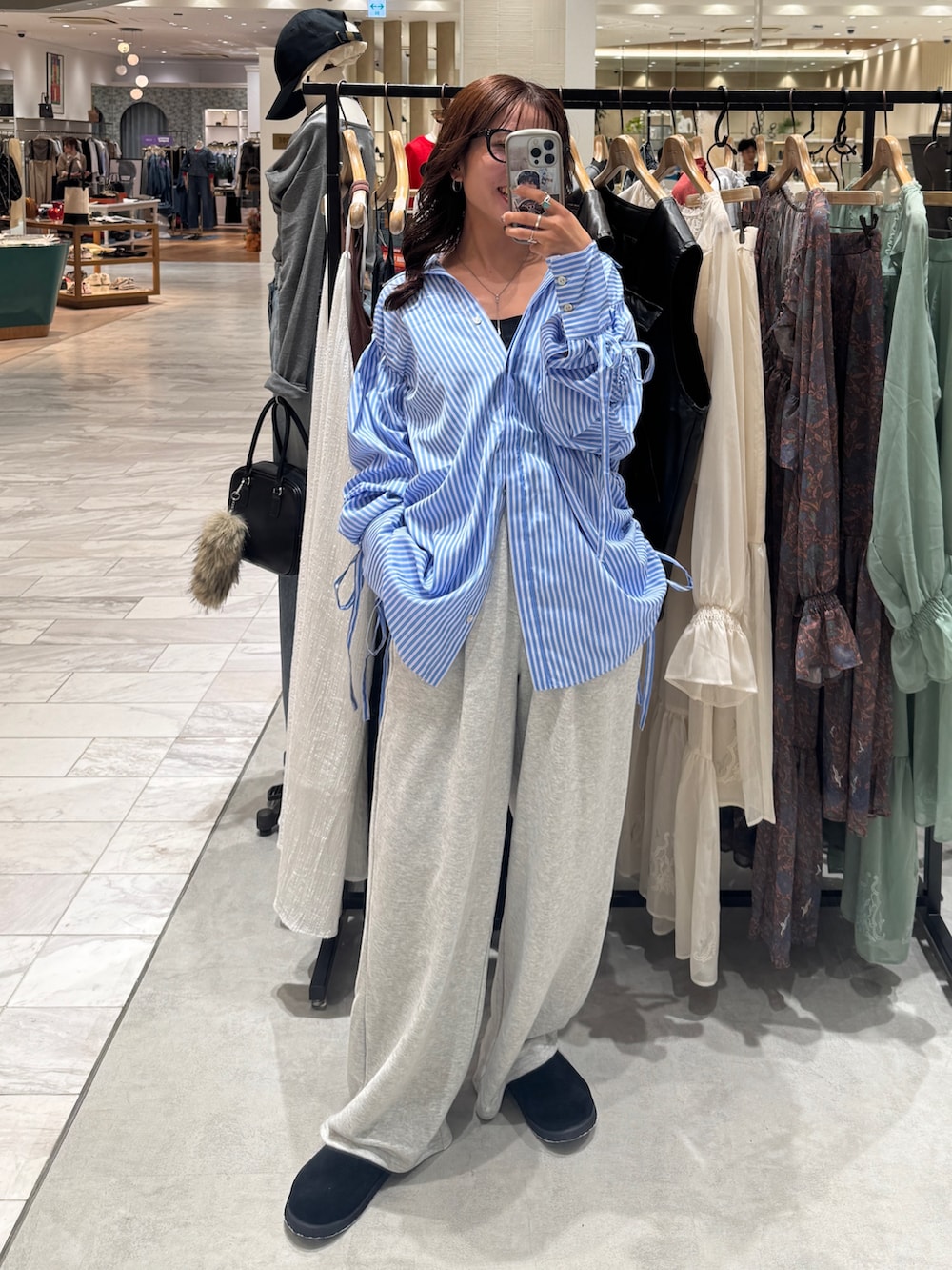 グレー系のスウェットパンツ、その他のシャツ/ブラウス、ブラック系のスリッポンを着用したレディースの秋コーディネートの8枚目の写真