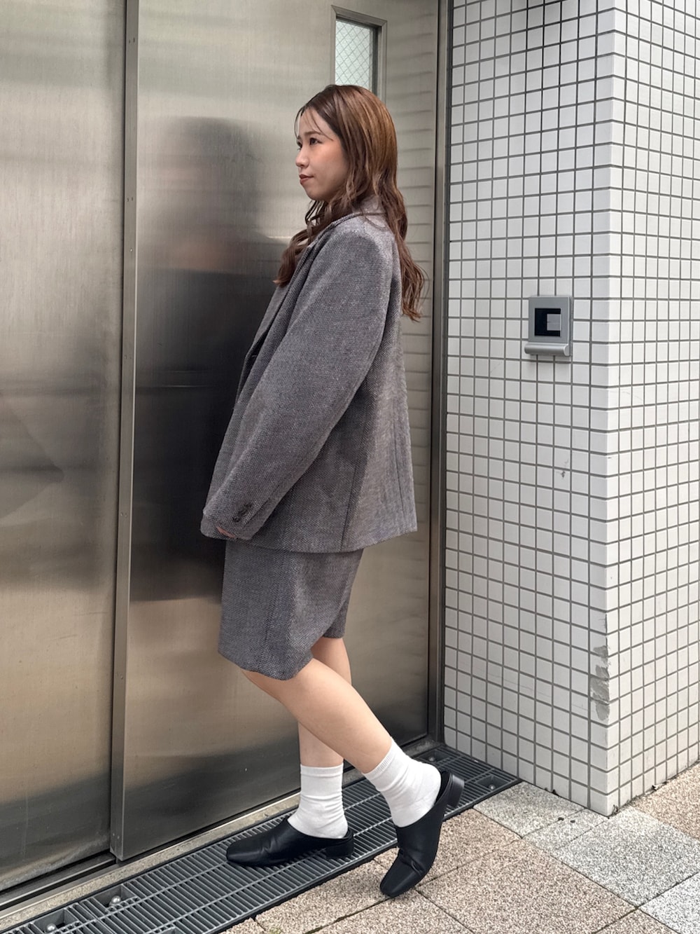 グレー系のその他パンツ、グレー系のテーラードジャケット、グレー系のニット/セーターを着用したレディースの秋コーディネートの5枚目の写真