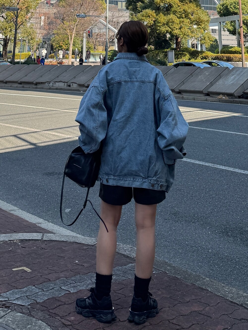 ブルー系のデニムジャケット、ブルー系のTシャツ/カットソー、ブラック系のその他パンツを着用したレディースの冬コーディネートの7枚目の写真