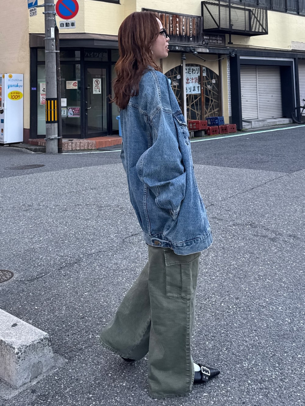 グリーン系のその他パンツ、ホワイト系のTシャツ/カットソー、ブルー系のデニムジャケットを着用したレディースの冬コーディネートの2枚目の写真