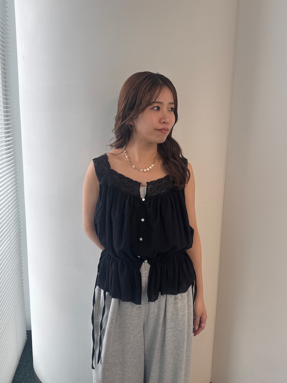 グレー系のその他パンツ、ブラック系のシャツ/ブラウスを着用したレディースの春コーディネートの8枚目の写真