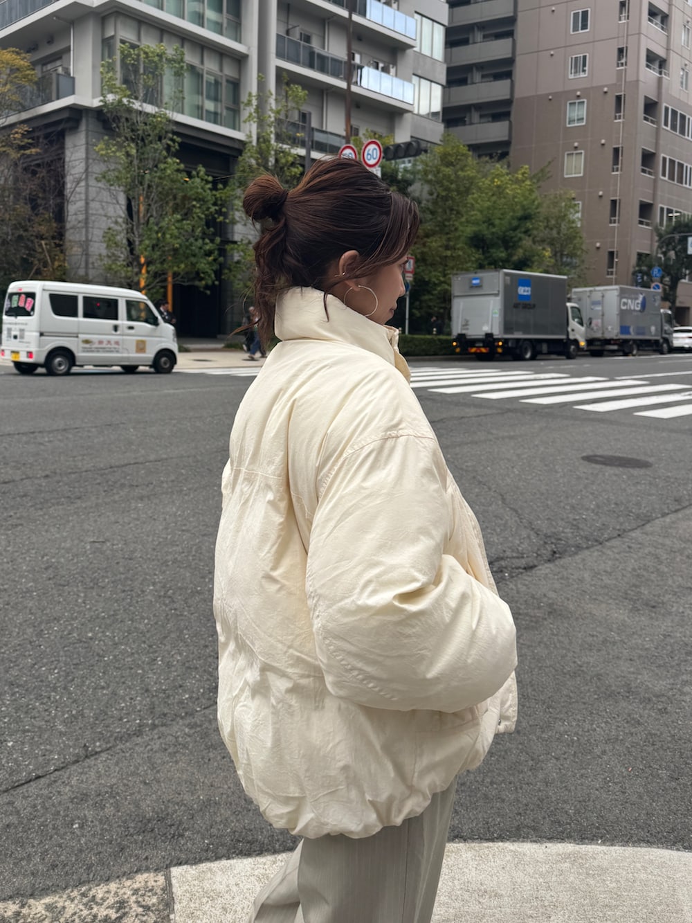 ベージュ系のその他パンツ、ホワイト系のブルゾン、ホワイト系のニット/セーターを着用したレディースの冬コーディネートの4枚目の写真