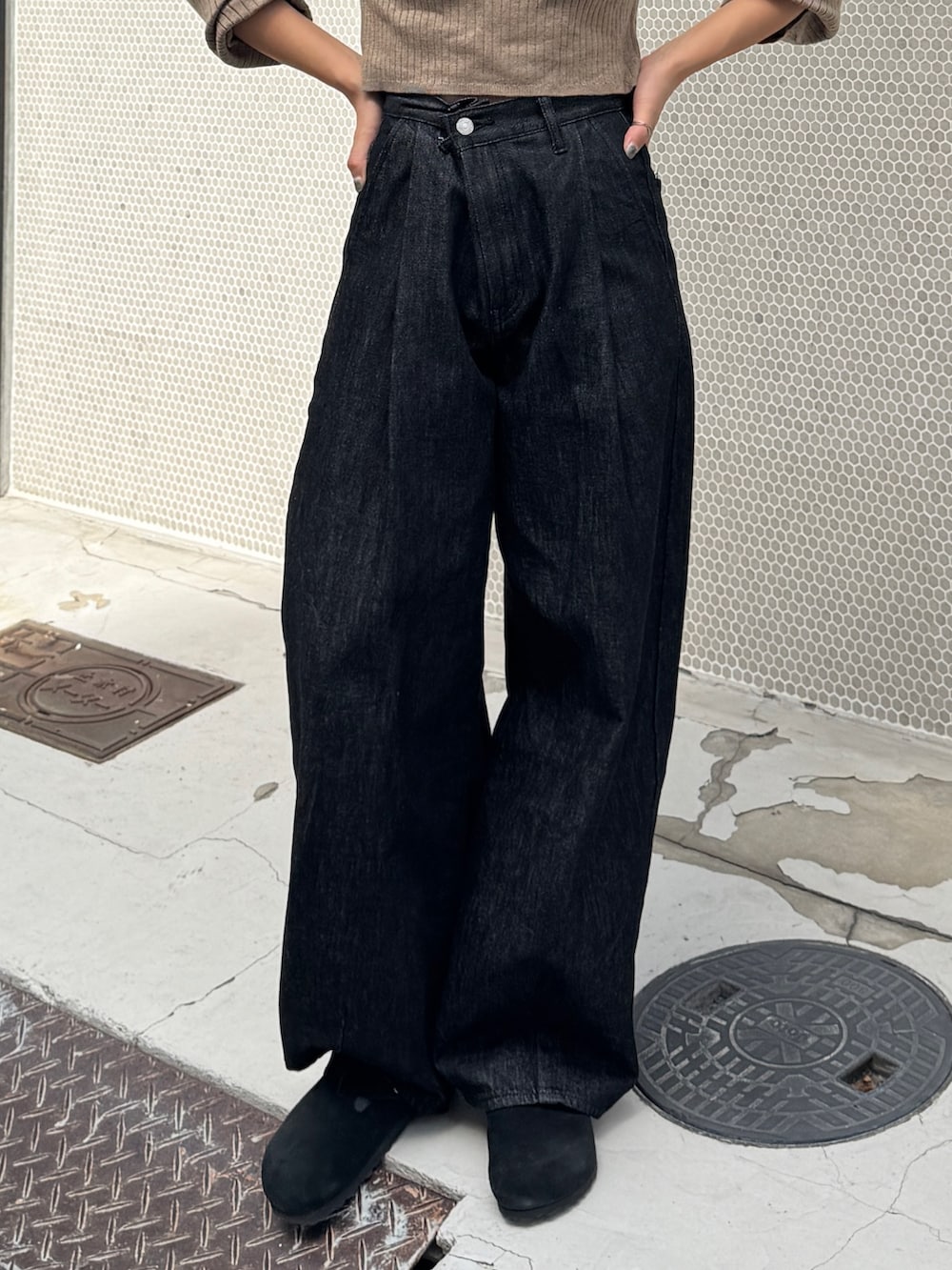 ブラック系のデニムジャケット、ブラック系のデニムパンツ、ブラウン系のトートバッグを着用したレディースの秋コーディネートの8枚目の写真