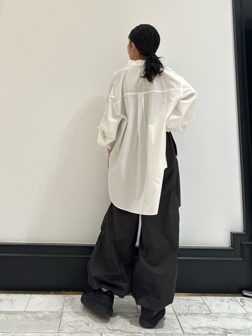 ホワイト系のシャツ/ブラウス、グレー系のその他パンツ、ブラック系のキャミソールを着用したレディースの冬コーディネートの4枚目の写真