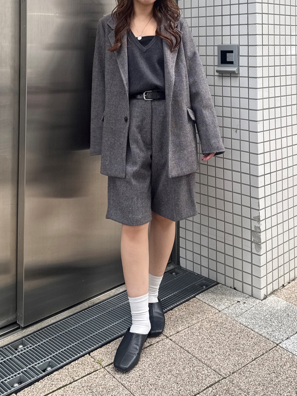 グレー系のその他パンツ、グレー系のテーラードジャケット、グレー系のニット/セーターを着用したレディースの秋コーディネートの2枚目の写真