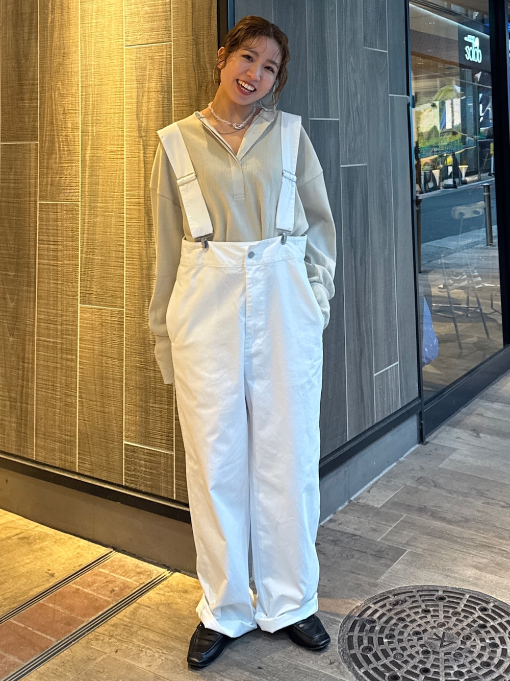 ホワイト系のつなぎ/オールインワン、グレー系のTシャツ/カットソー、その他のネックレスを着用したレディースの冬コーディネートの5枚目の写真