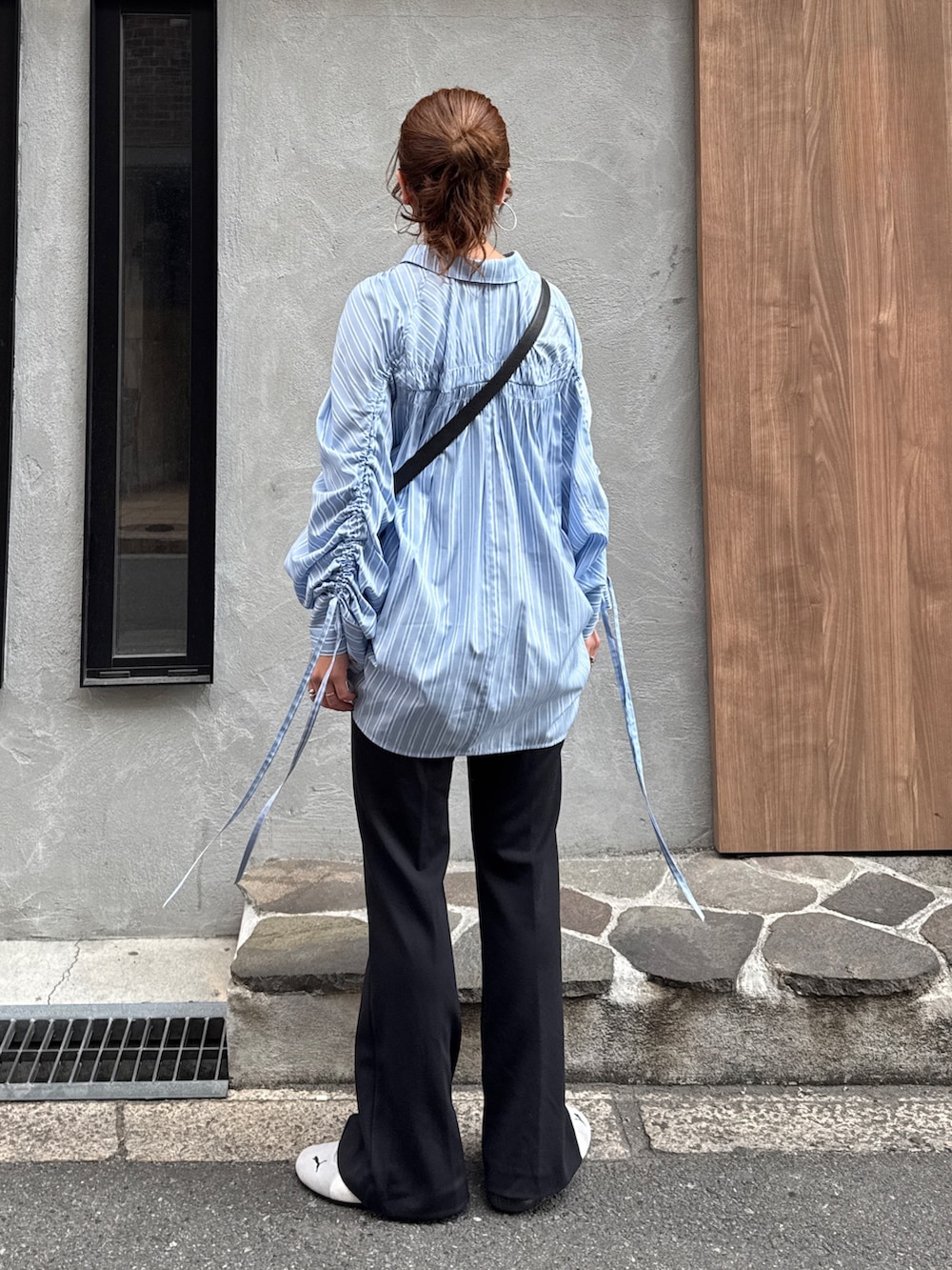 ブルー系のシャツ/ブラウス、ブラック系のその他パンツを着用したレディースの冬コーディネートの4枚目の写真