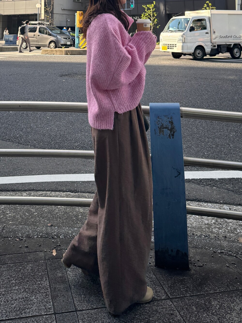 ブラウン系のその他パンツ、ピンク系のニット/セーターを着用したレディースの秋コーディネートの4枚目の写真