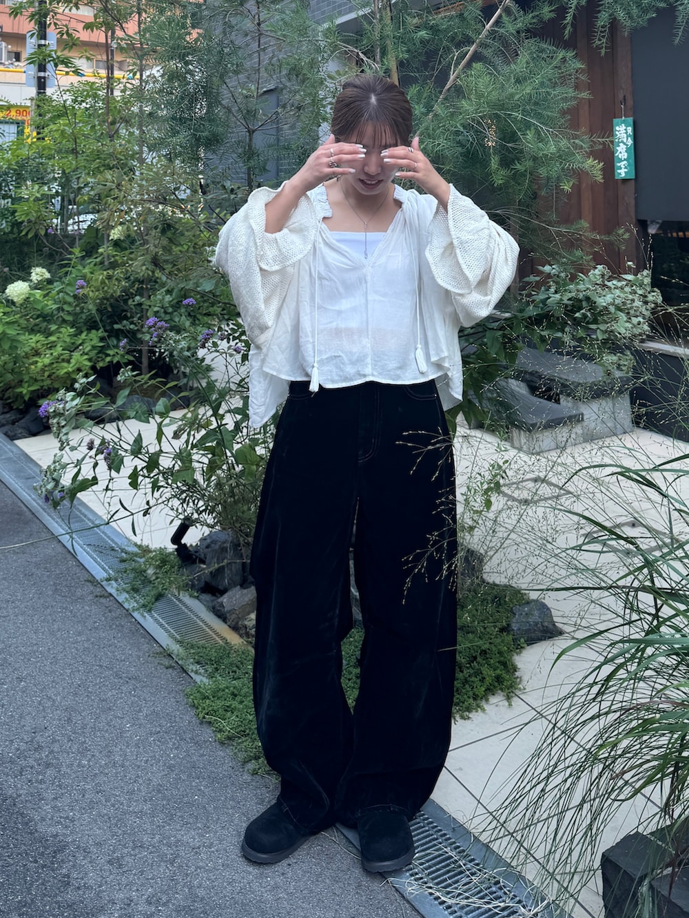 ホワイト系のシャツ/ブラウス、ブラック系のデニムパンツ、ブラック系のスリッポンを着用したレディースの夏コーディネートの2枚目の写真