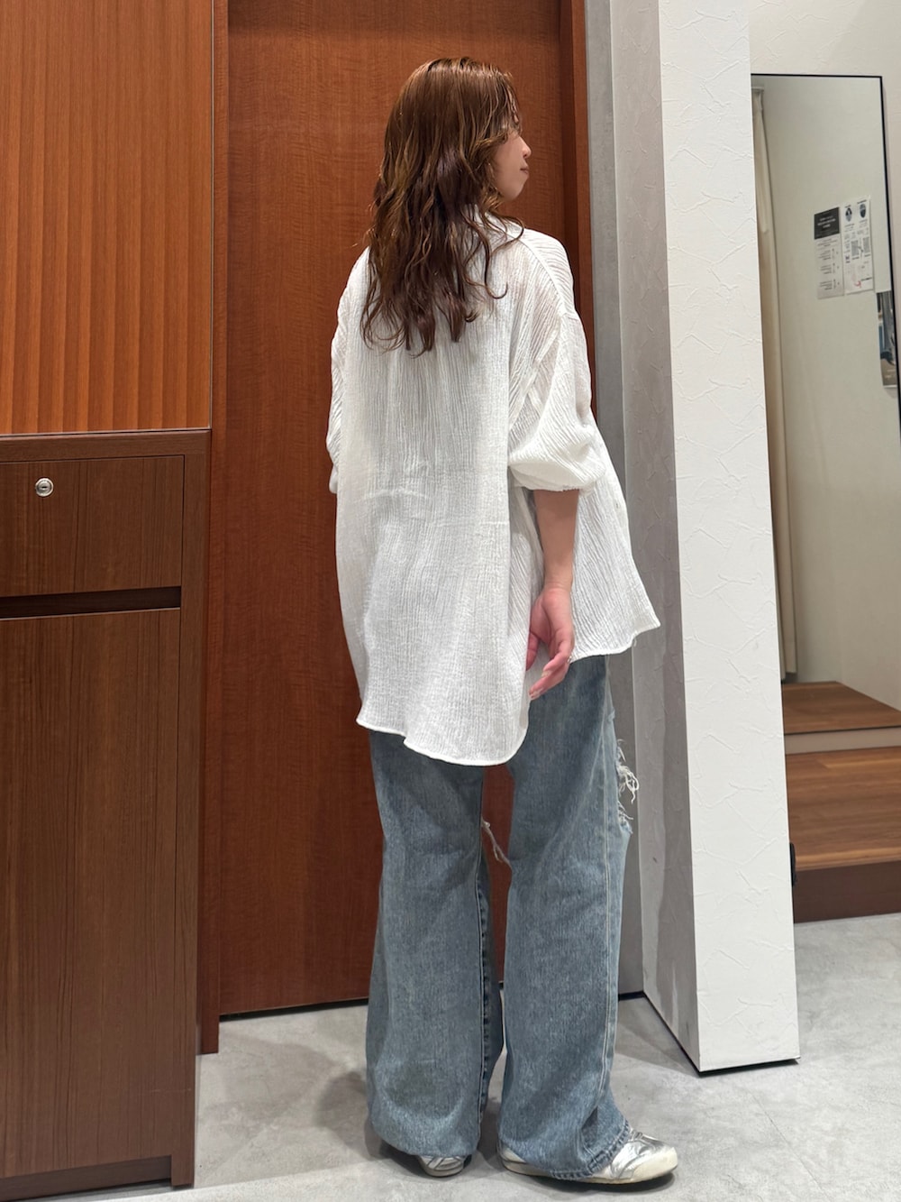 ブルー系のデニムパンツ、ホワイト系のシャツ/ブラウスを着用したレディースの春コーディネートの3枚目の写真