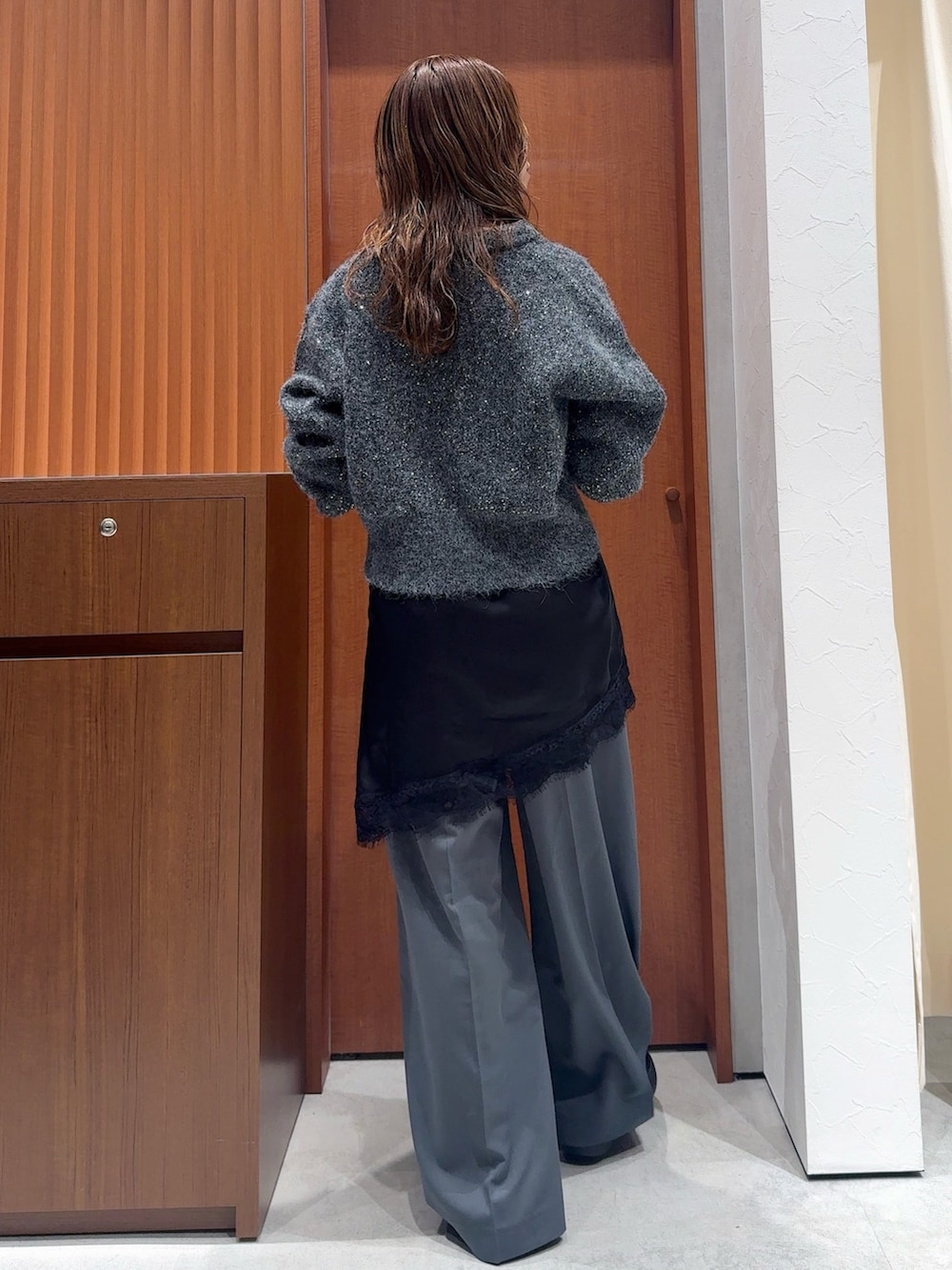 ブラック系のキャミソール、グレー系のカーディガン/ボレロ、グレー系のその他パンツを着用したレディースの冬コーディネートの3枚目の写真