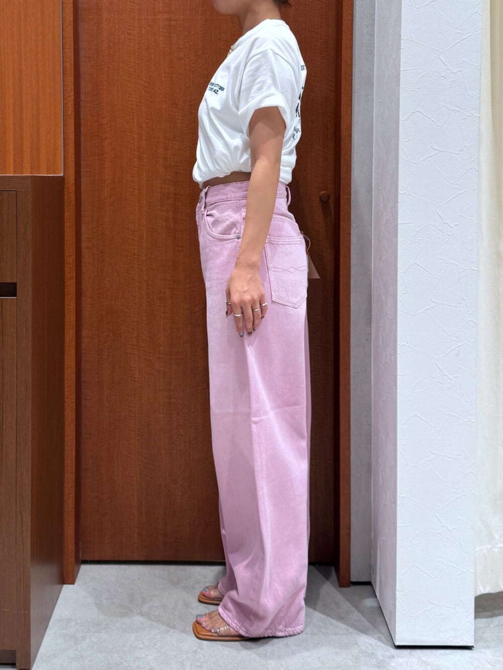 ピンク系のデニムパンツ、その他のサンダル、ホワイト系のTシャツ/カットソーを着用したレディースの夏コーディネートの9枚目の写真