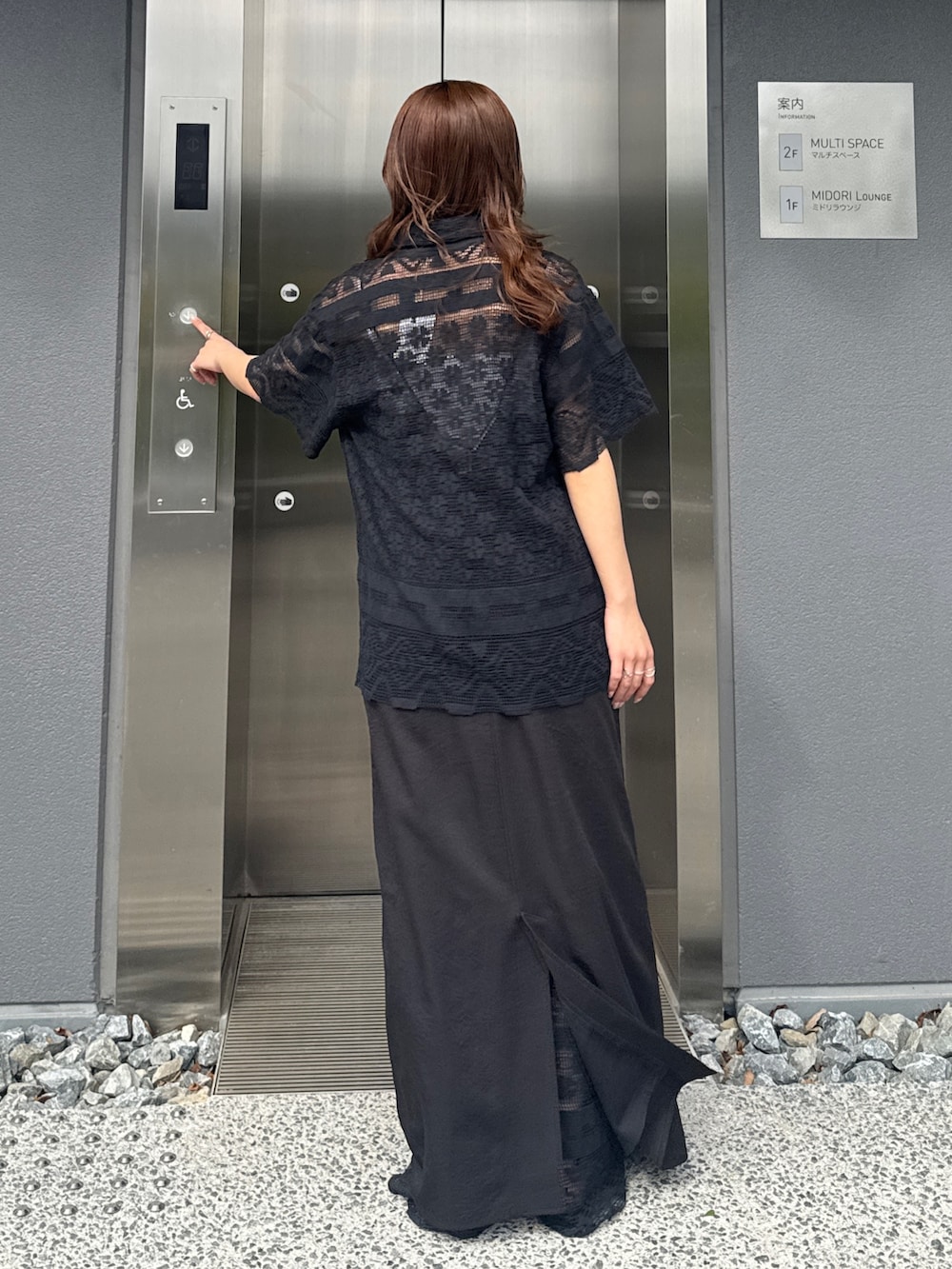 ブラック系のワンピース、ブラック系のシャツ/ブラウス、ブラック系のその他パンツを着用したレディースの春コーディネートの3枚目の写真