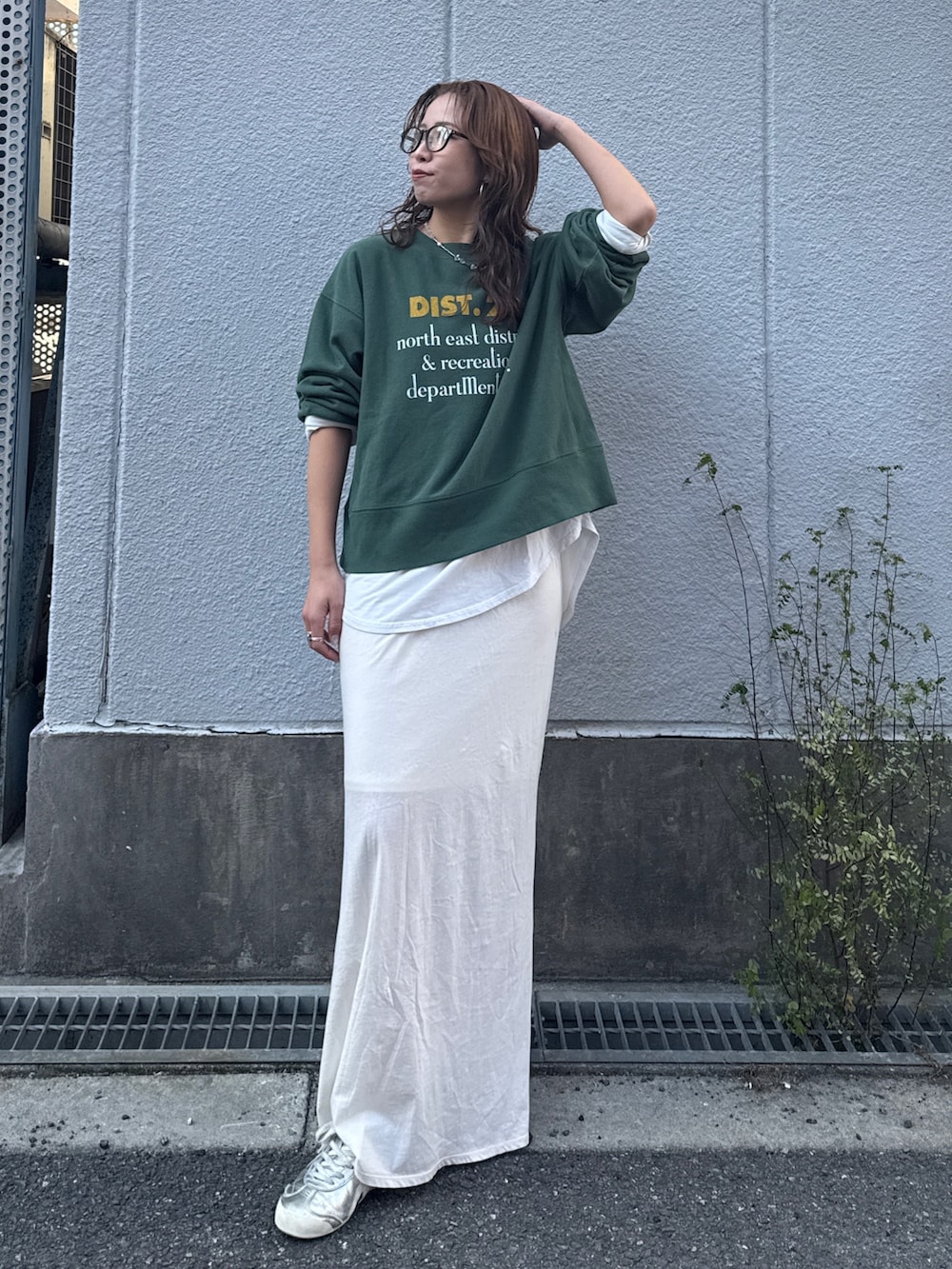 ホワイト系のスカート、ブラウン系のブルゾン、グリーン系のスウェットを着用したレディースの冬コーディネートの6枚目の写真