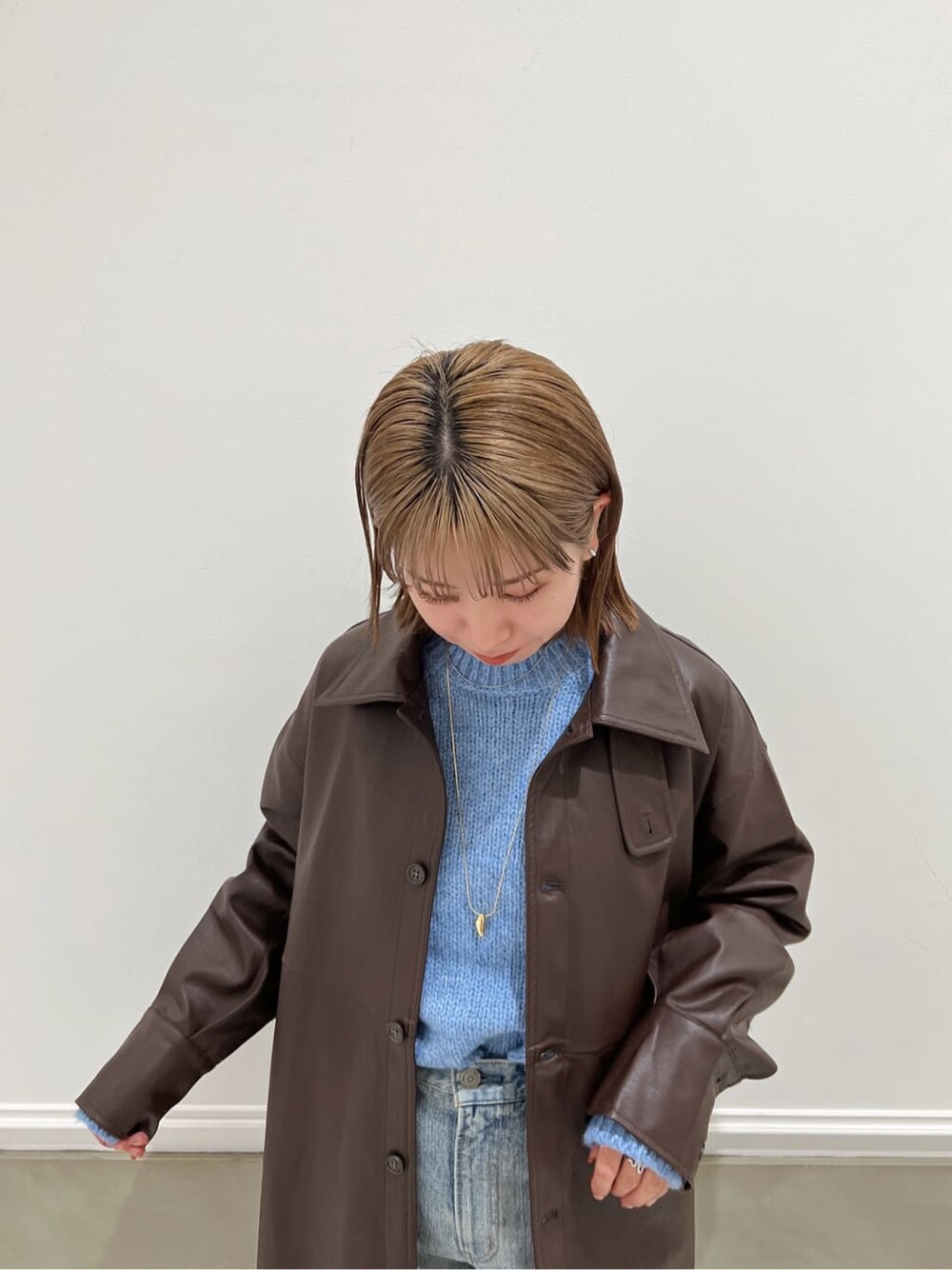 ブルー系のデニムパンツ、ブルー系のデニムパンツ、ブルー系のニット/セーターを着用したレディースの秋コーディネートの3枚目の写真