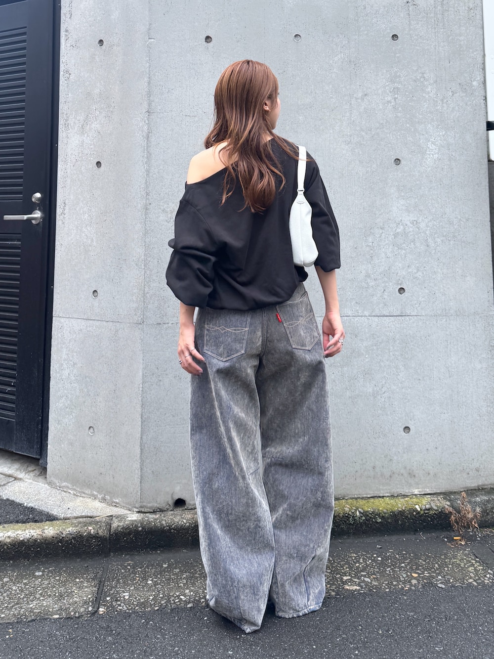 ブラック系のスウェット、シルバー系のその他シューズ、ベージュ系のデニムパンツを着用したレディースの夏コーディネートの4枚目の写真