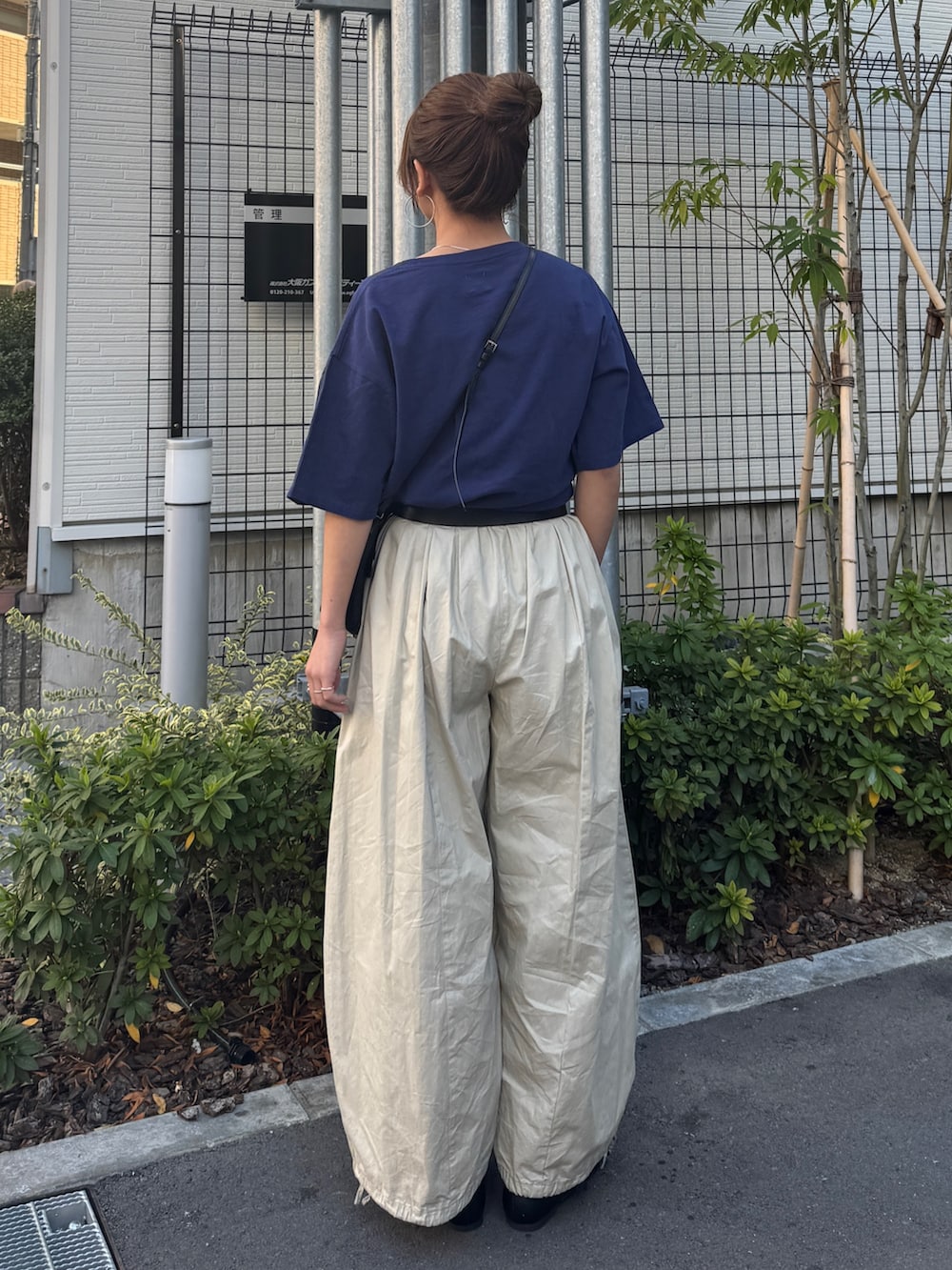 ベージュ系のその他パンツ、ブルー系のTシャツ/カットソーを着用したレディースの春コーディネートの3枚目の写真