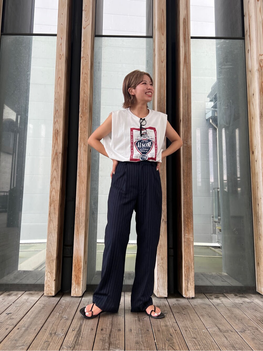 その他のスラックス、ホワイト系のタンクトップを着用したレディースの夏コーディネートの5枚目の写真