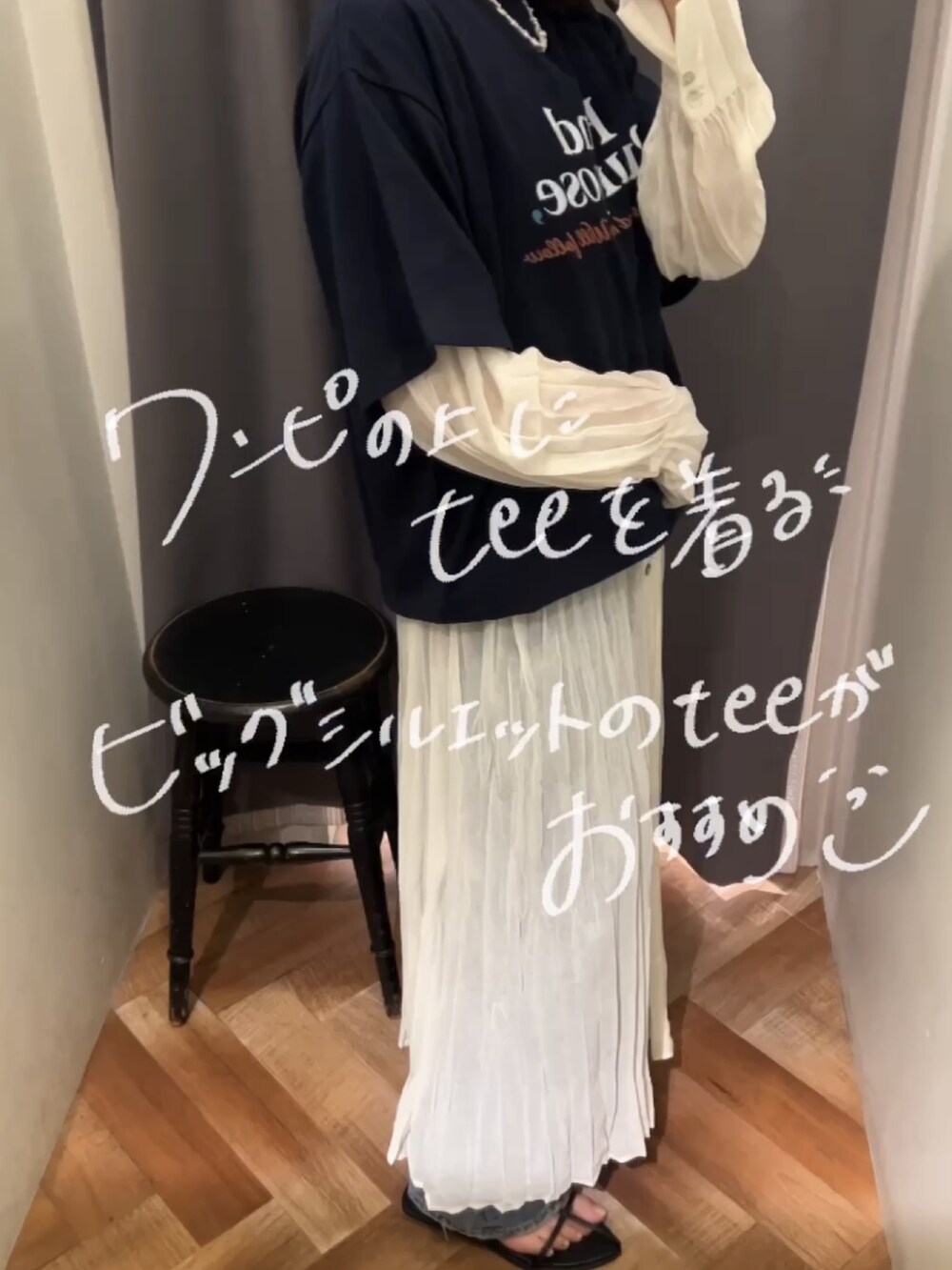 ホワイト系のワンピース、ブルー系のデニムパンツ、ブラック系のサンダルを着用したレディースの春コーディネートの4枚目の写真