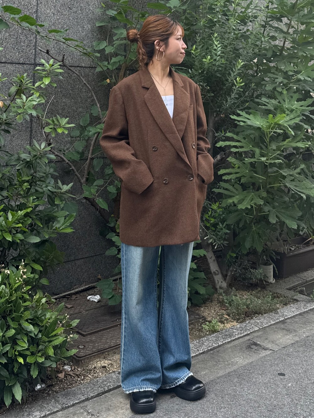 ブラウン系のテーラードジャケット、ブルー系のデニムパンツを着用したレディースの秋コーディネートの6枚目の写真