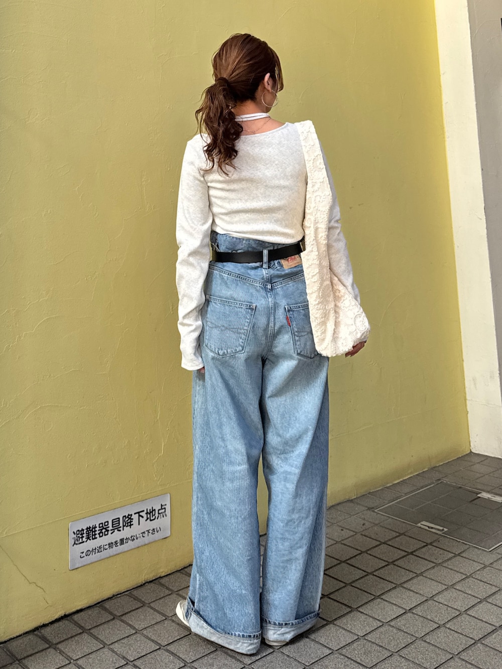 ブルー系のデニムパンツ、グレー系のTシャツ/カットソーを着用したレディースの春コーディネートの4枚目の写真