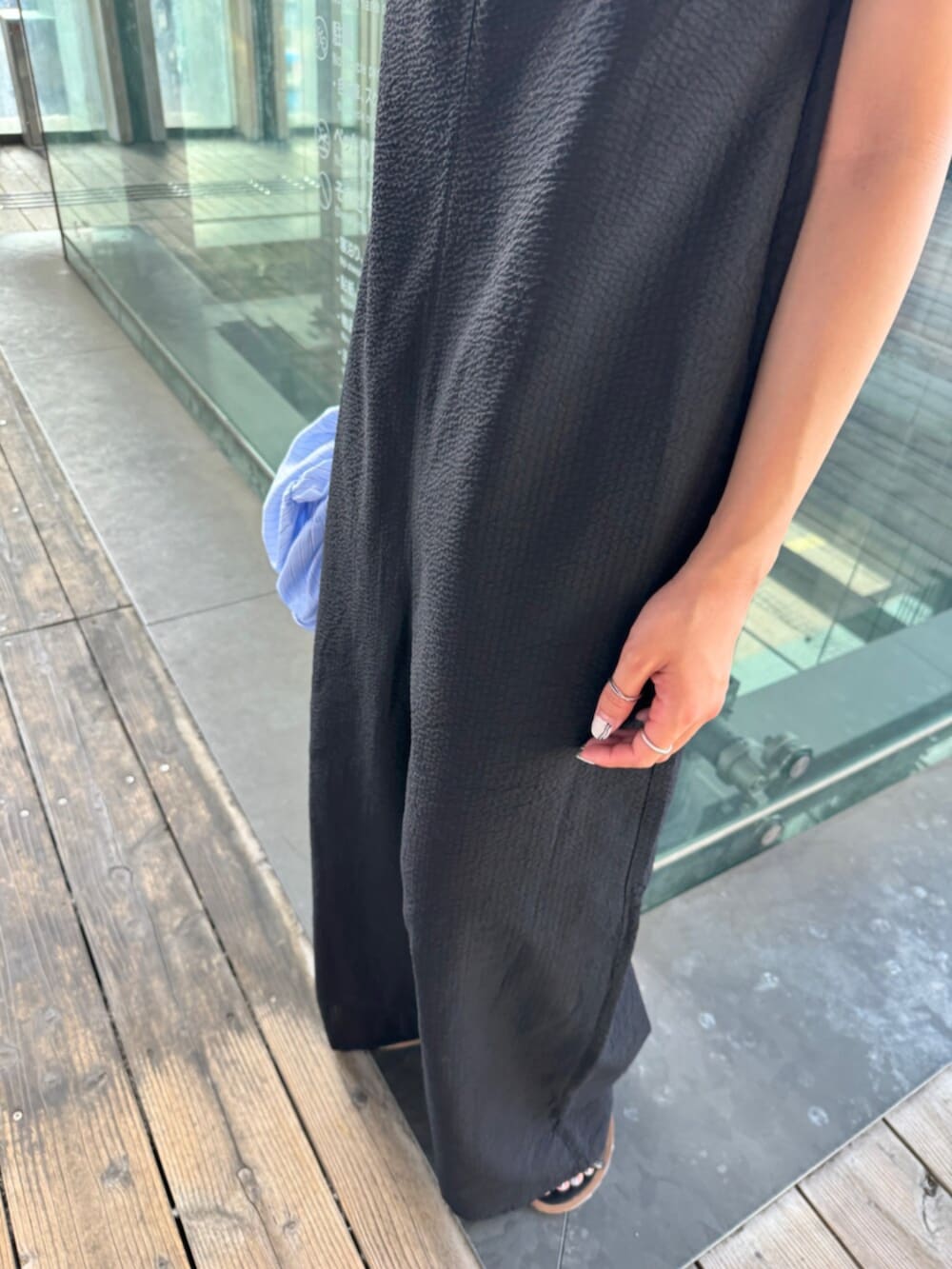 ブラック系のサンダル、ブラック系のサロペット/オーバーオール、ブラック系のキャップを着用したレディースの夏コーディネートの7枚目の写真