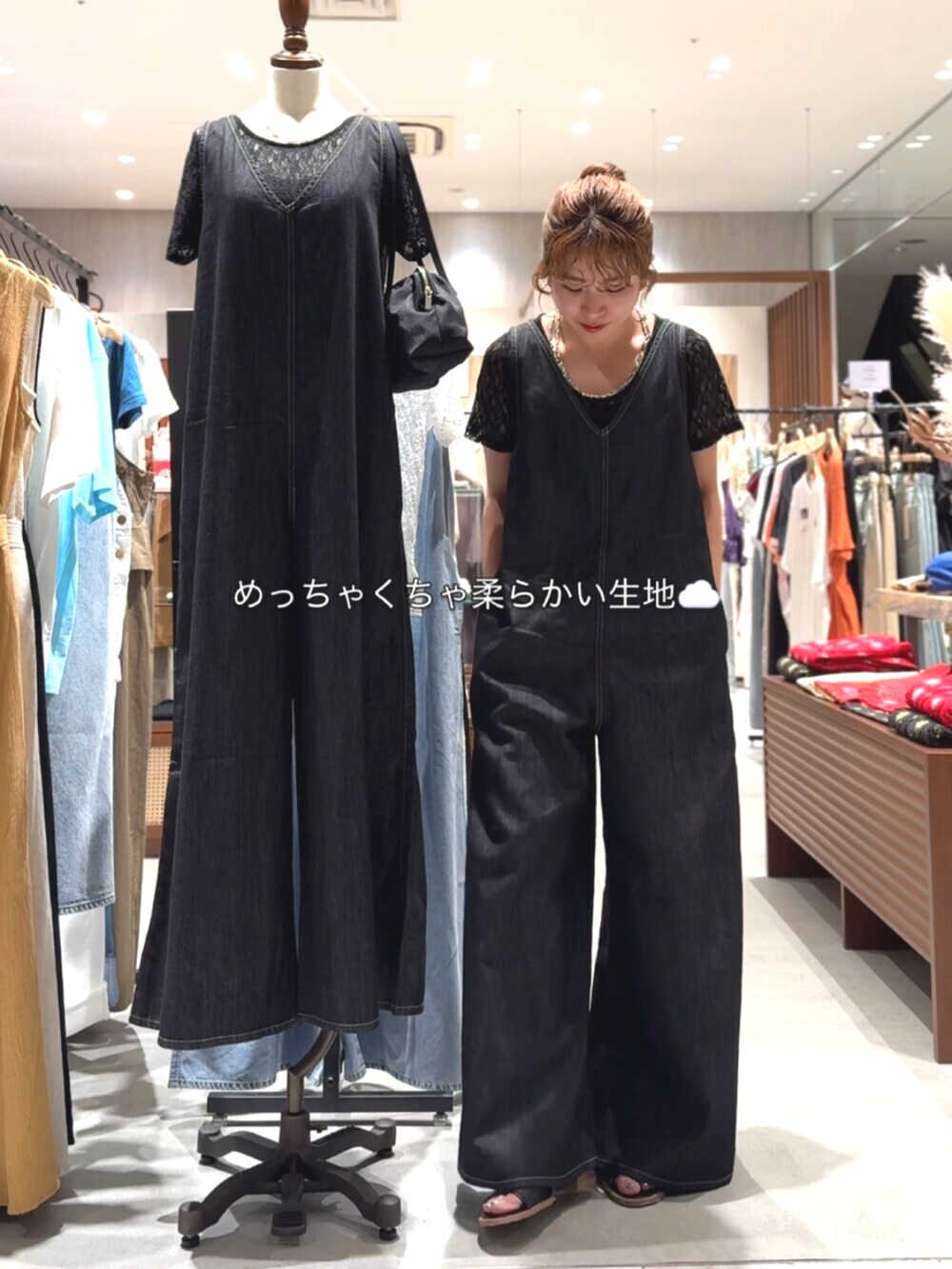 ブラック系のサンダル、ブラック系のTシャツ/カットソー、ブラック系のつなぎ/オールインワンを着用したレディースの夏コーディネートの5枚目の写真