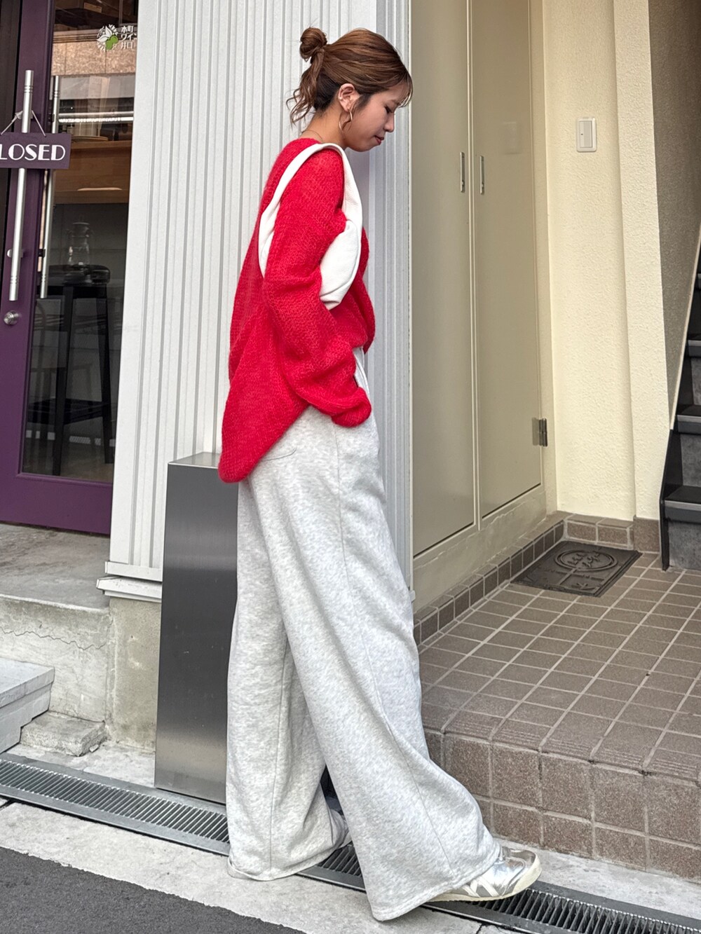 グレー系のスウェットパンツ、レッド系のニット/セーターを着用したレディースの秋コーディネートの6枚目の写真