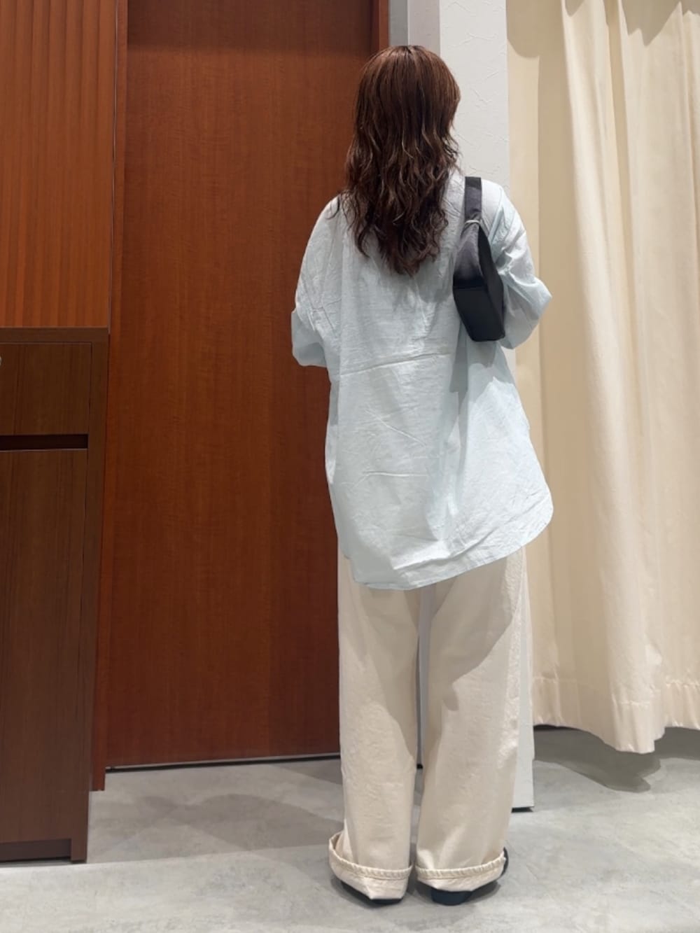 ホワイト系のデニムパンツ、ブルー系のシャツ/ブラウス、ブラック系のローファーを着用したレディースの春コーディネートの4枚目の写真