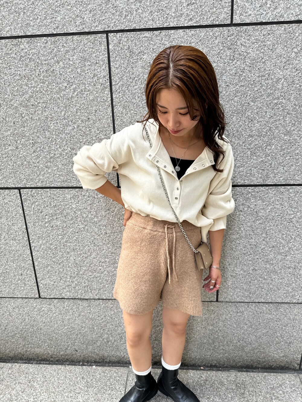 ブラウン系のその他パンツ、ホワイト系のTシャツ/カットソーを着用したレディースの秋コーディネートの9枚目の写真